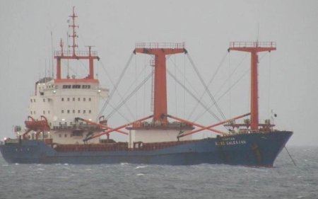 Türkiyə sahillərində yük gəmisi saya oturub